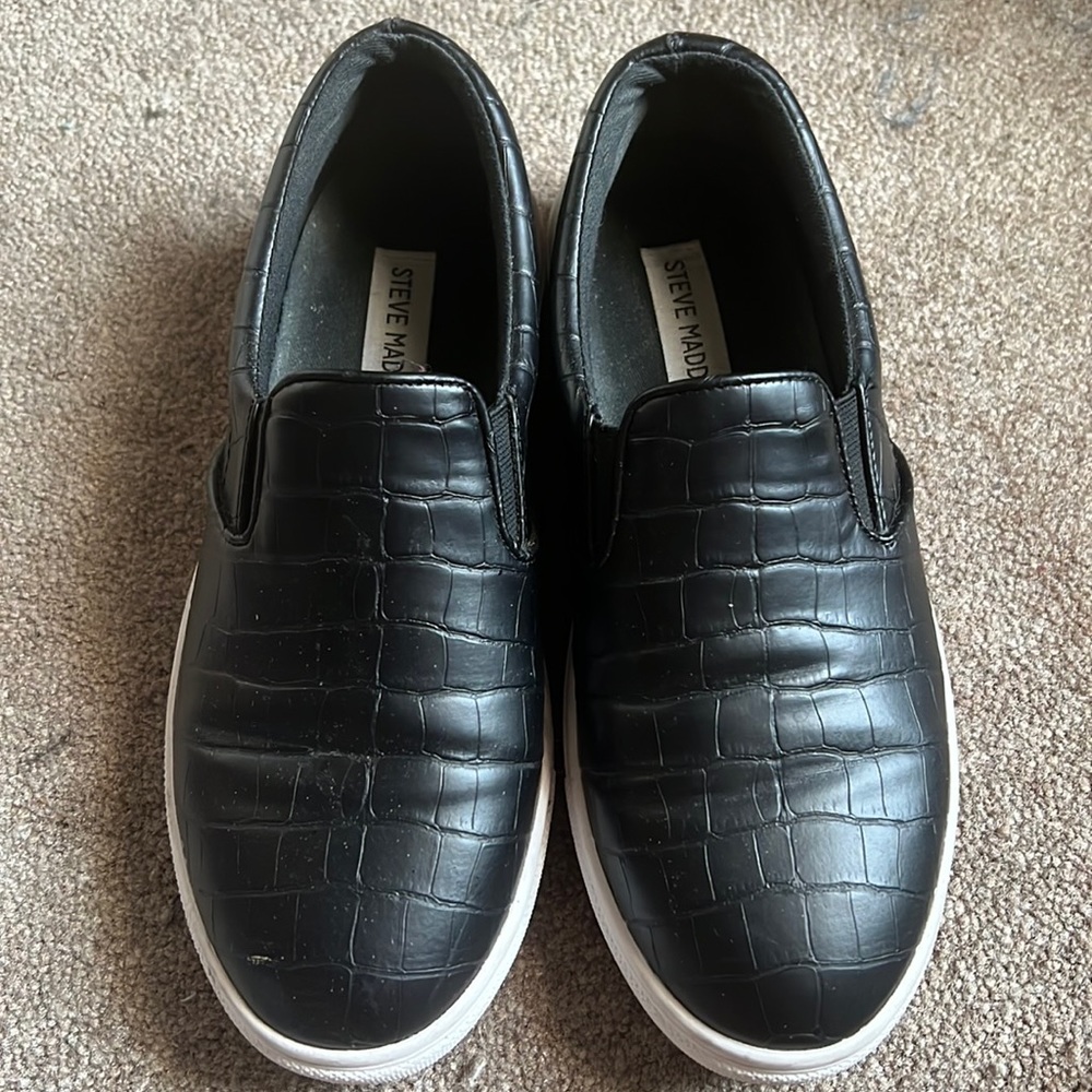 Gently worn slip on flat shoe very cute with jeans or shorts